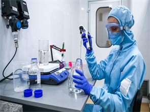 Guanti in laboratorio