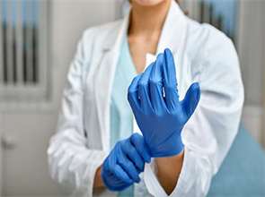 4 vantaggi dei guanti monouso in ambito sanitario