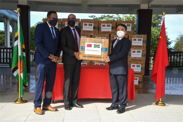 LA CINA DONA MASCHERINE ALLA DOMINICA